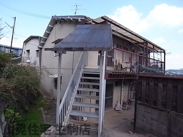 【生駒市西旭ケ丘のアパートの建物外観】