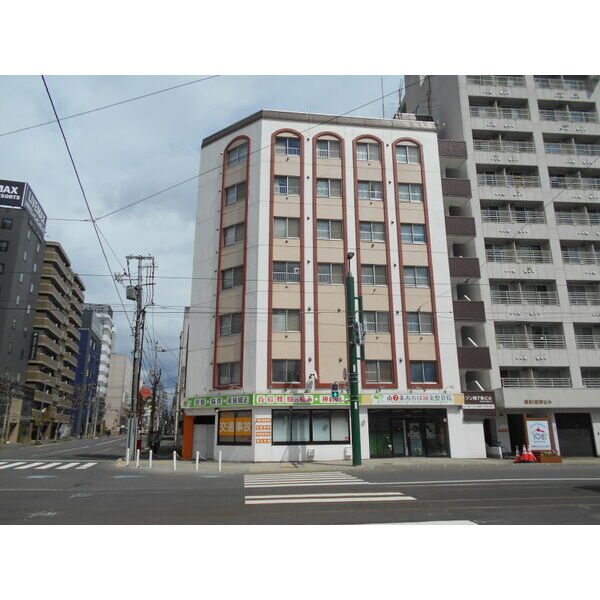 札幌市中央区南七条西のマンションの建物外観