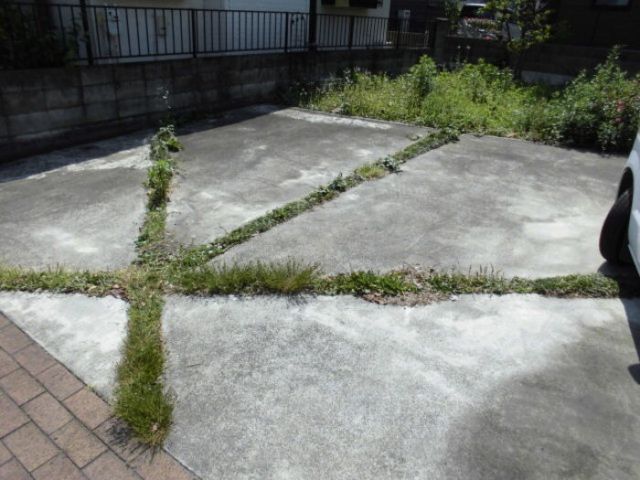 【沖原様貸住宅の駐車場】