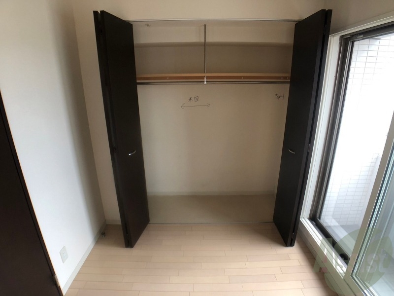 収納　こちらの収納にはハンガーをかけて服もしまえますね。