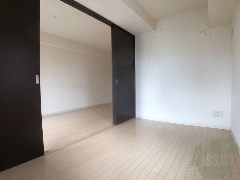 その他部屋・スペース　寝室はこちらです。光が差し込む、温かみのあるお部屋です。