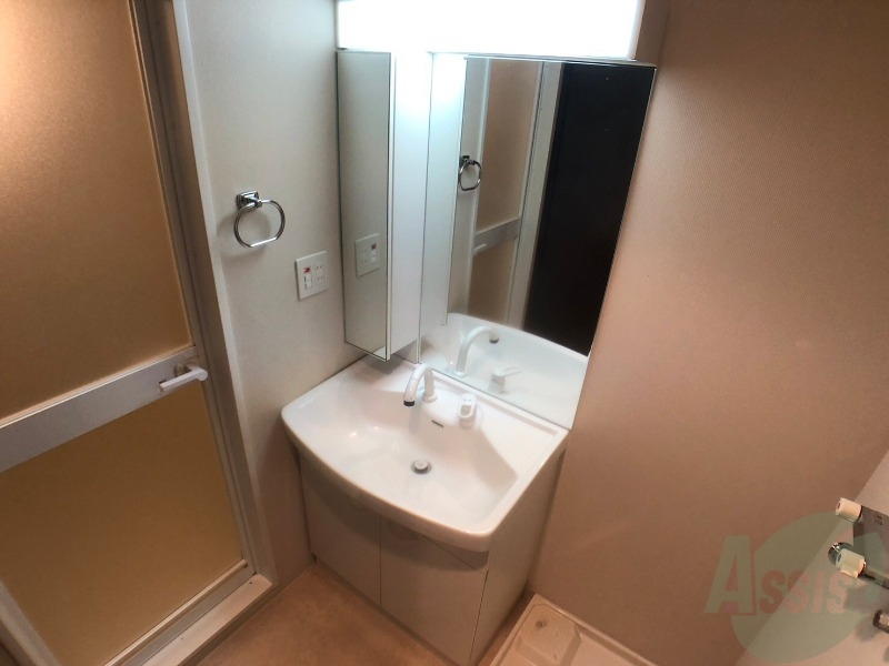 洗面設備　独立洗面台です。大きくてよいですね。シャンプーもできます。