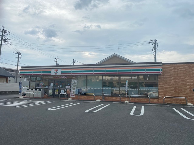 コンビニ　セブンイレブン（コンビニ）まで633m