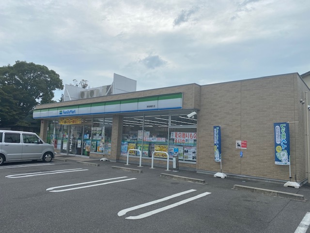 コンビニ　ファミリーマート（コンビニ）まで841m