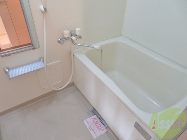 バス・シャワールーム　浴室はこちらのユニットバスになりますねー。