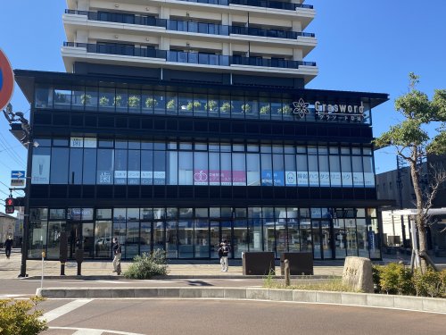 コンビニ　ローソン ひばり草薙駅南口店（コンビニ）まで196m