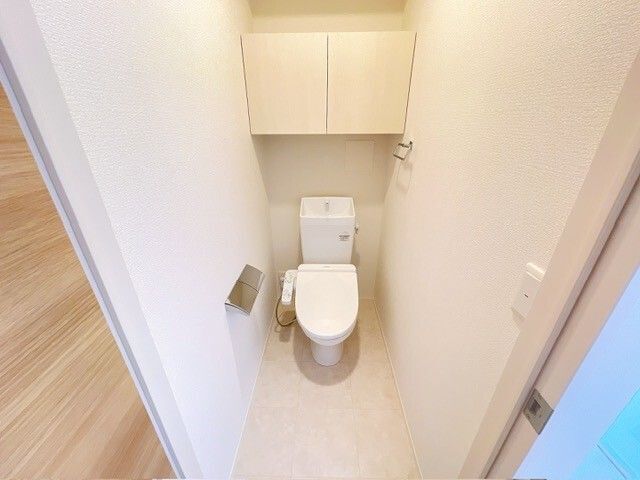 トイレ　棚あり。掃除道具やトイレットペーパーの収納に。