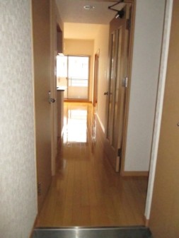 玄関　圧迫感の少ない明るい玄関です☆