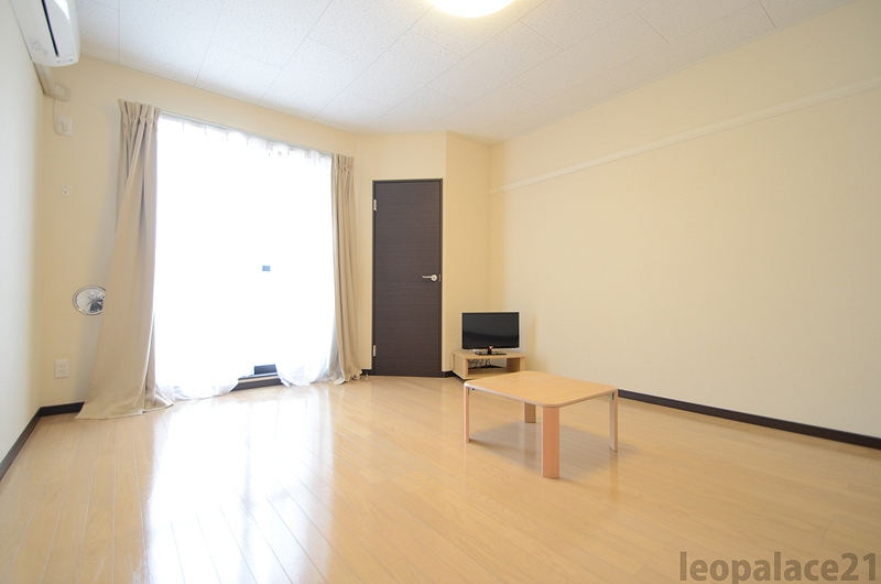 居室・リビング　明るい光が差し込むお部屋で新生活