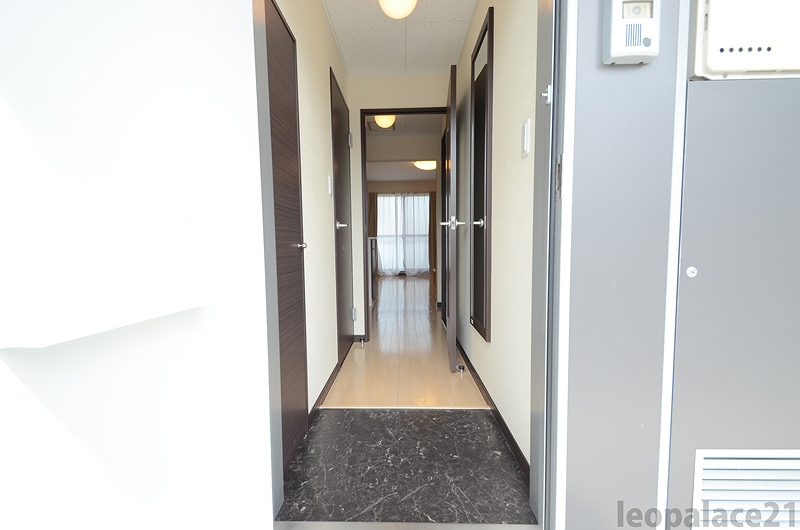 玄関　スタイリッシュな配色の玄関