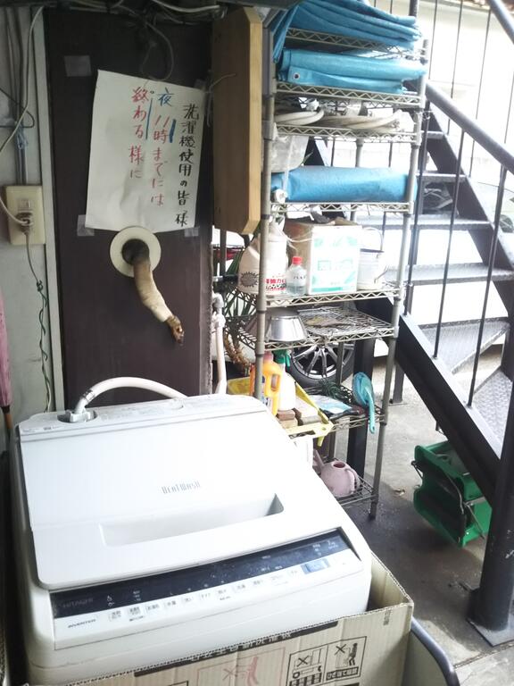 洗面設備　1階に共同洗濯機があります（無料）