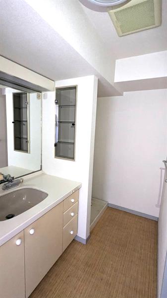 洗面設備　収納棚も付いた広い洗面台です！