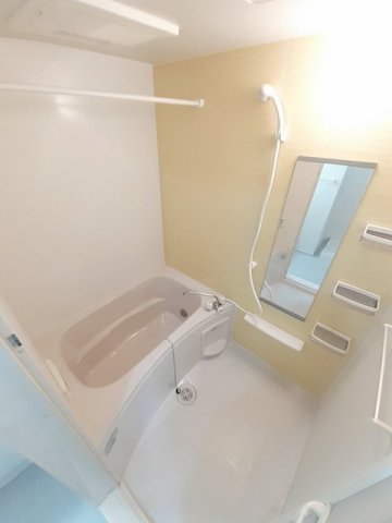 バス・シャワールーム　コンパクトで使いやすいお風呂です