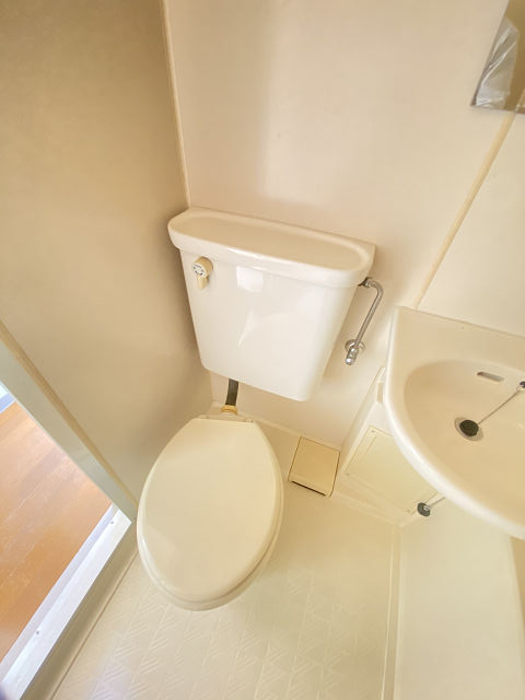 トイレ　落ち着いた色調のトイレです