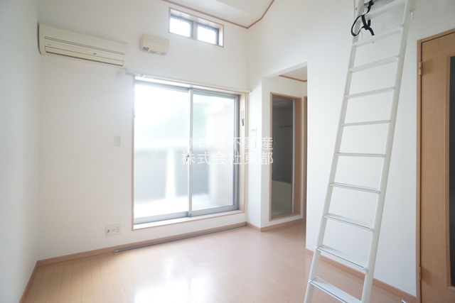 居室・リビング　南東向きなので日当たりが良く日中は照明なしで過ごせます♪