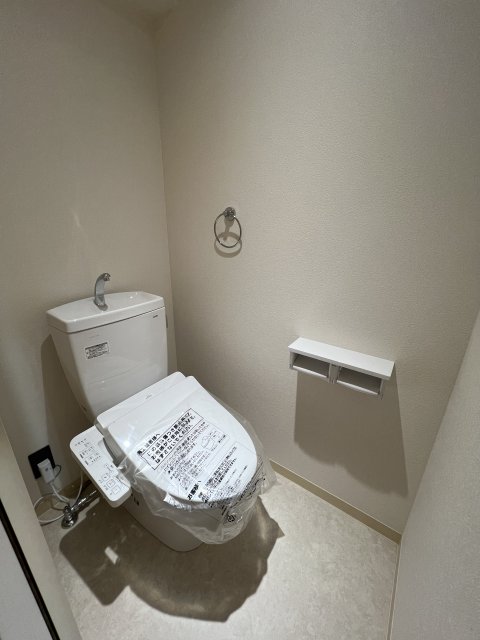 トイレ　同物件別号室の写真です。