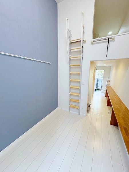 居室・リビング　アクセントクロスのおしゃれな室内