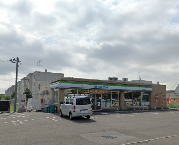 コンビニ　ファミリーマート（コンビニ）まで218m