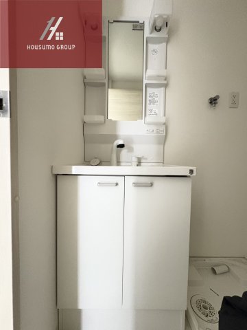 洗面設備　独立洗面台、小物を置くことができて便利です