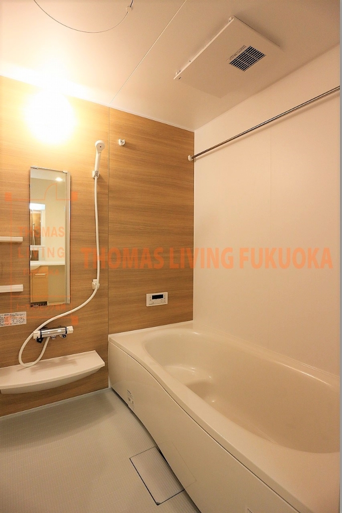 バス・シャワールーム　これが、体を大きく伸ばせる一坪浴槽です。