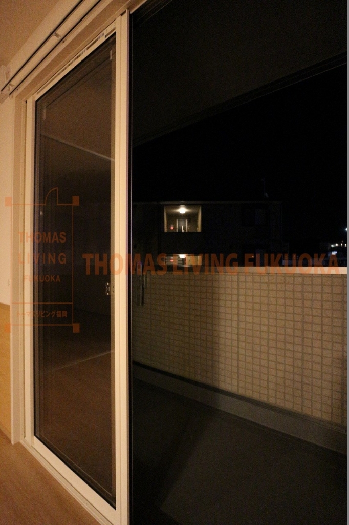 バルコニー　夜の写真で暗いですが、日当たり良好。窓はペアガラスです。