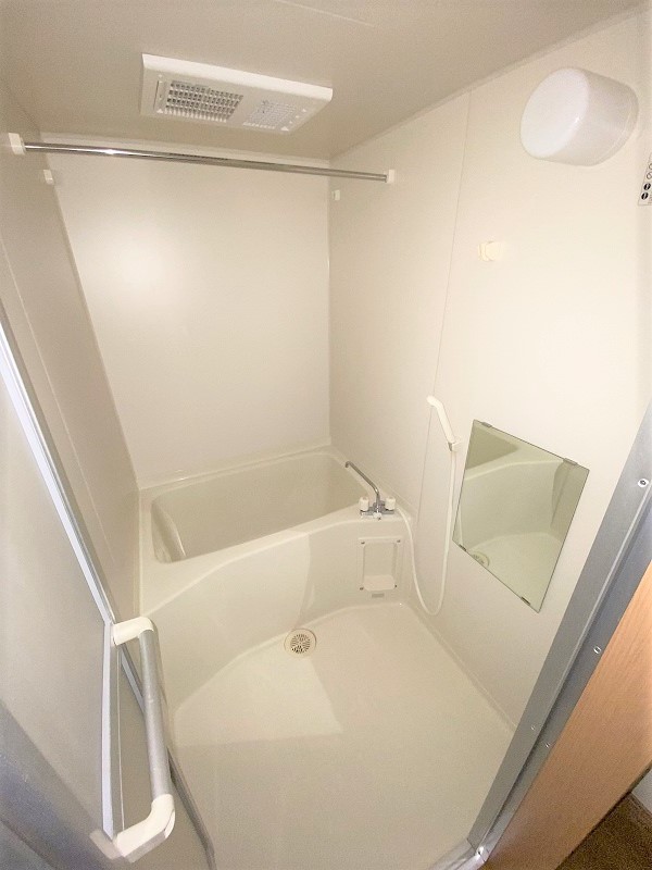 バス・シャワールーム　お風呂は浴室乾燥機つき！こっちでも洗濯物が干せますね！