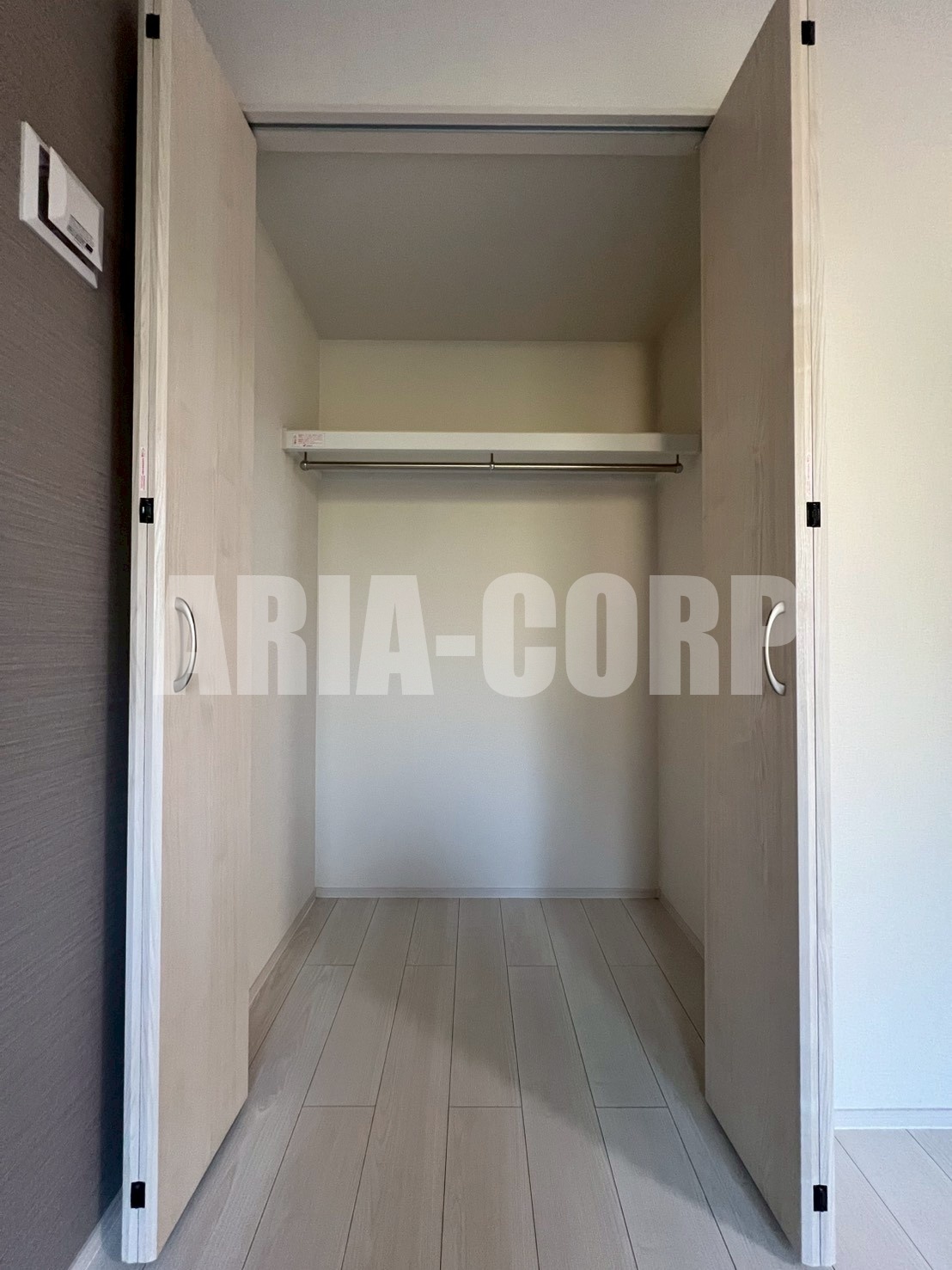 収納　クローゼット。上部には便利な棚付き♪