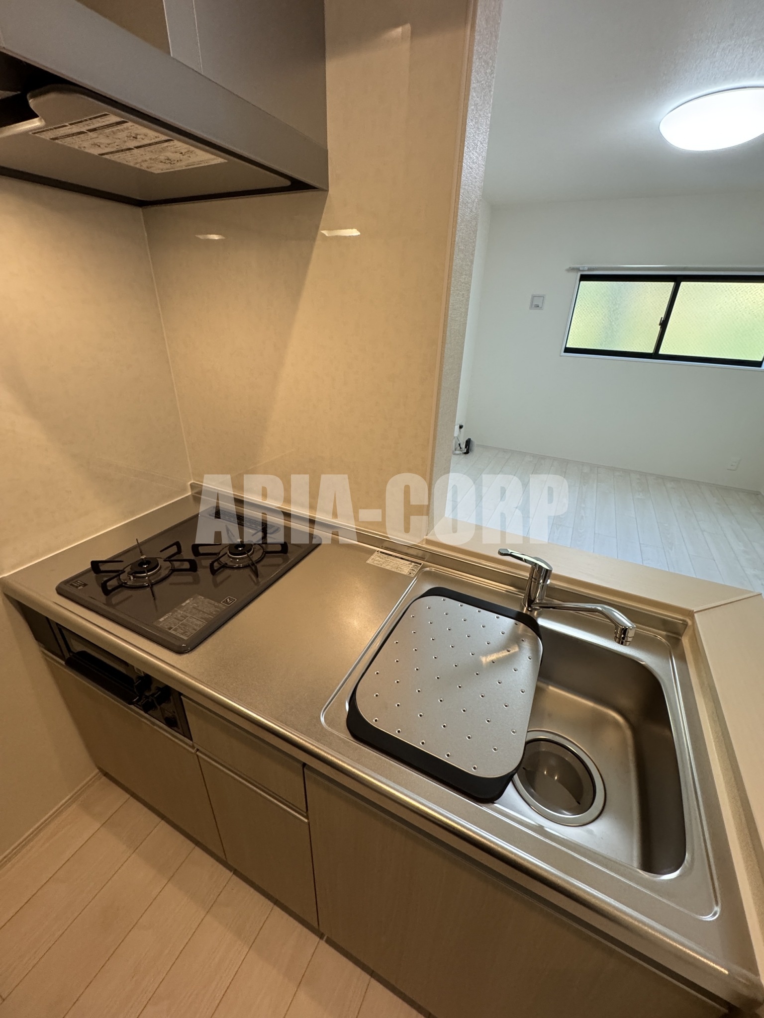 キッチン　対面型2口グリル付き、幅広のキッチンスペース♪