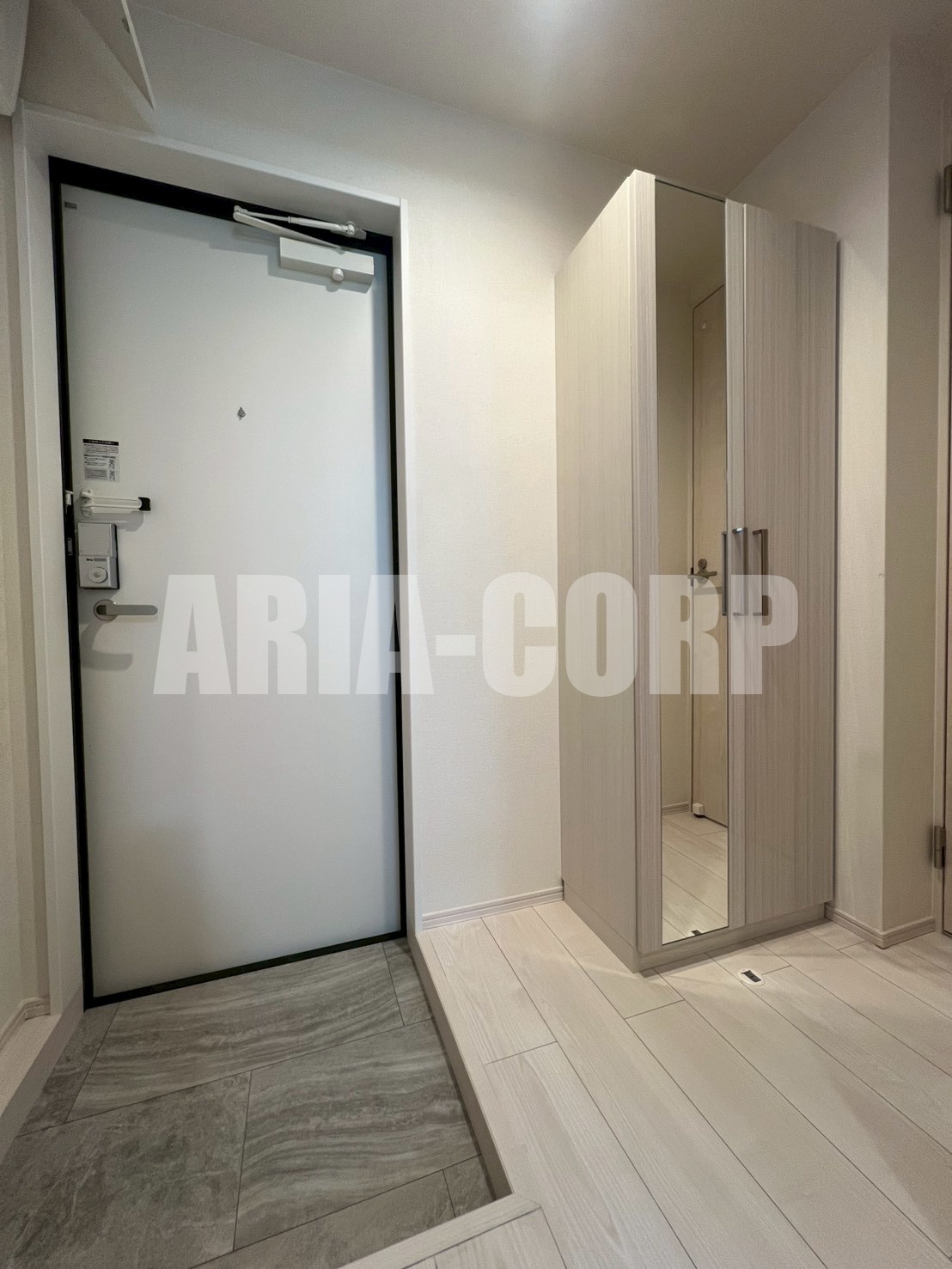 玄関　姿見付き大容量シューズボックスあり♪