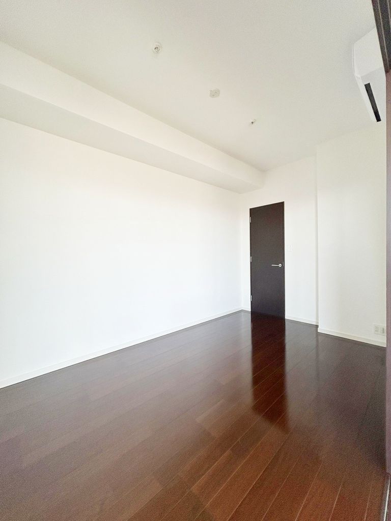 居室・リビング　約6.3帖の洋室