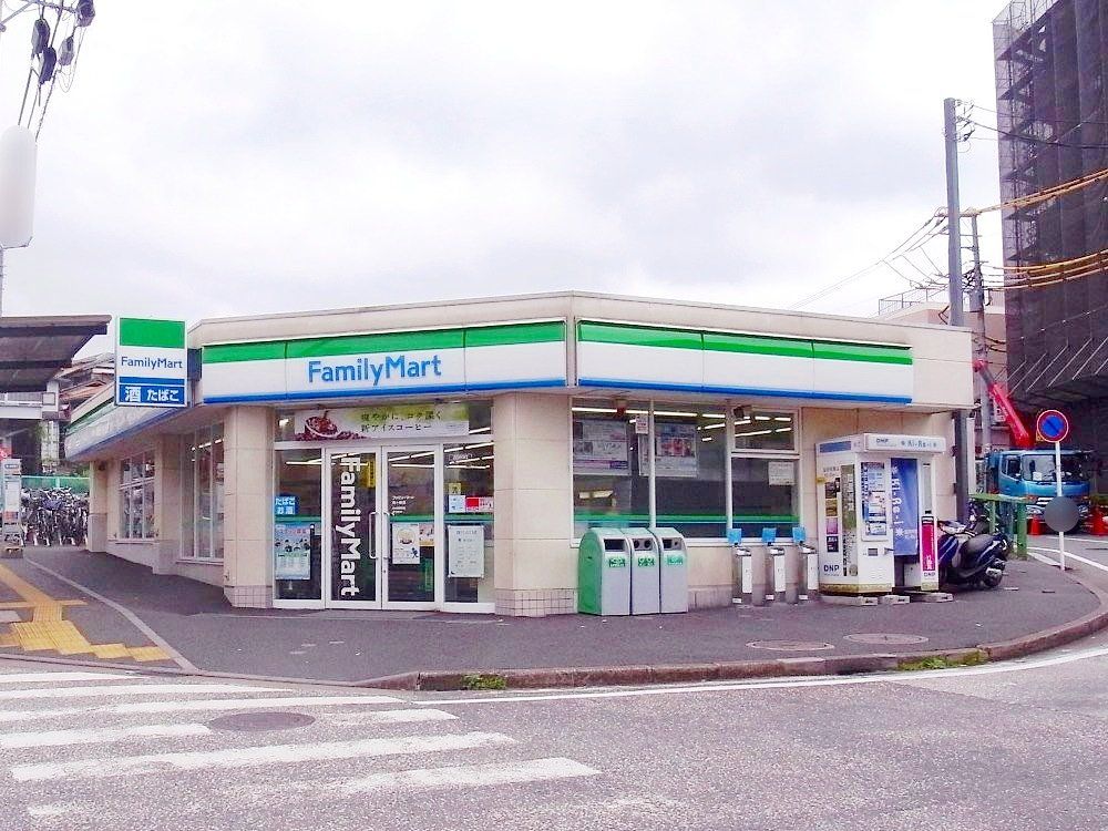 コンビニ　ファミリーマート鶴ヶ峰店（コンビニ）まで50m