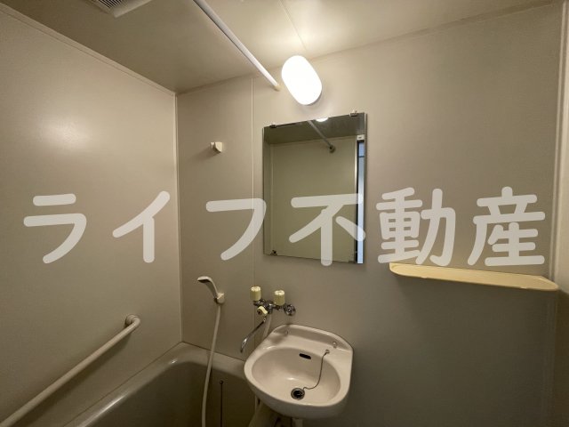 洗面設備　明るい洗面所です