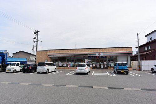 コンビニ　セブンイレブン 砺波千代店（コンビニ）まで579m