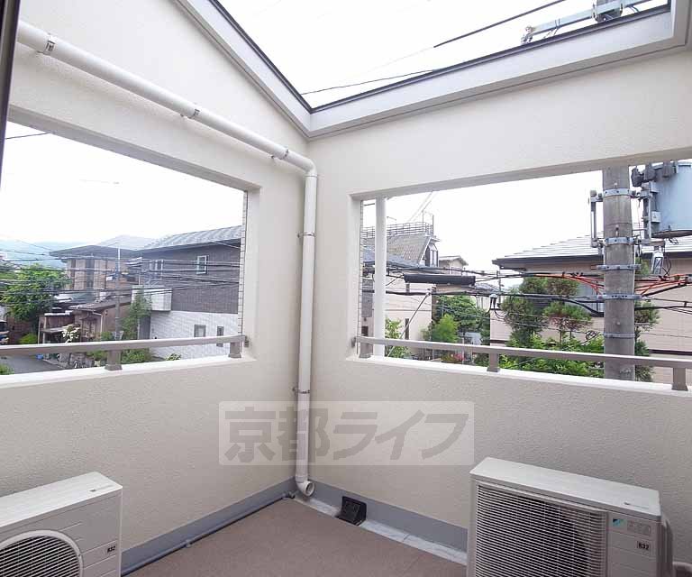 眺望　大きなバルコニーは吹き抜けで気持ちの良い空間です