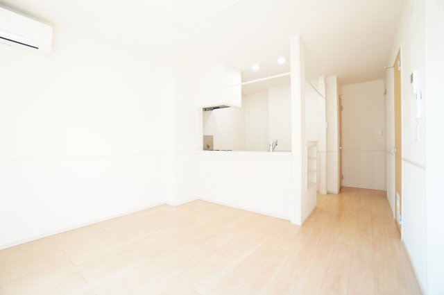 居室・リビング　※同物件・反転タイプの写真です。