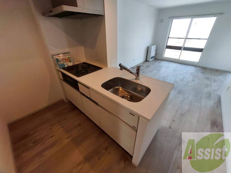 キッチン　対面キッチンになっているので料理しながらＴＶも見れますよ～。