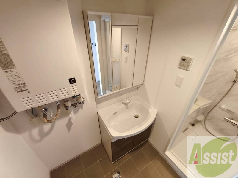 洗面設備　独立洗面台です。大きくてよいですね。シャンプーもできます！