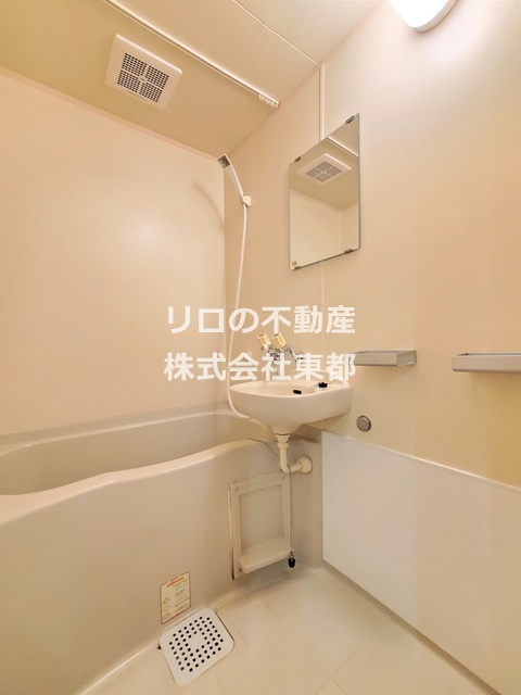 バス・シャワールーム　洗面台付きの快適なバスルームです♪