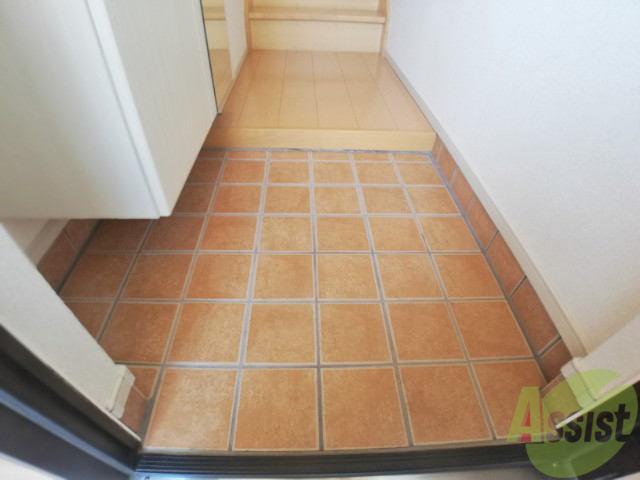 玄関　玄関あけるとすぐ階段なので中が見えなくていいですね。