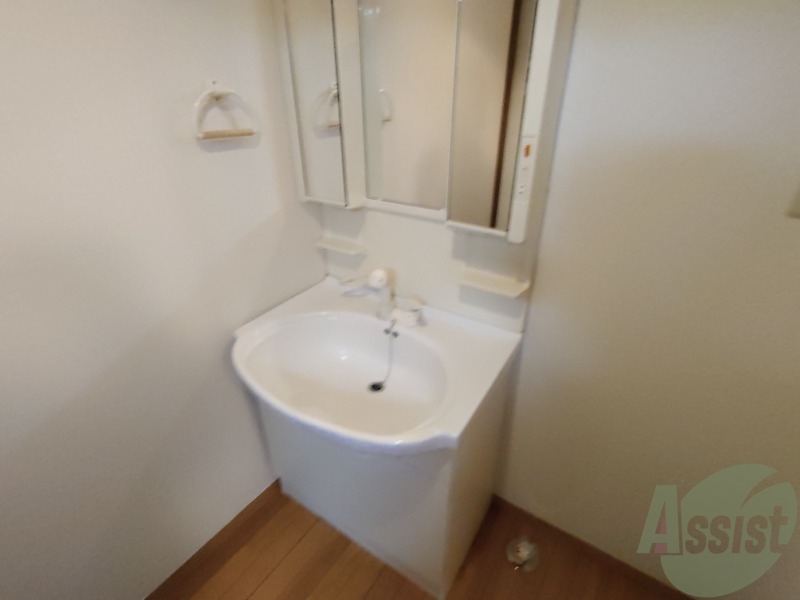 洗面設備　洗面台はシャワーノズルも付いて便利に活用できます