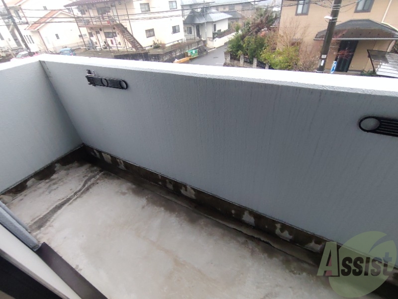 バルコニー　ベランダはよく日が当たり気持ちの良い空間です。