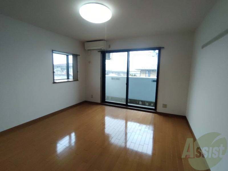 居室・リビング　大きな窓からたくさんの陽が差すリビングです。