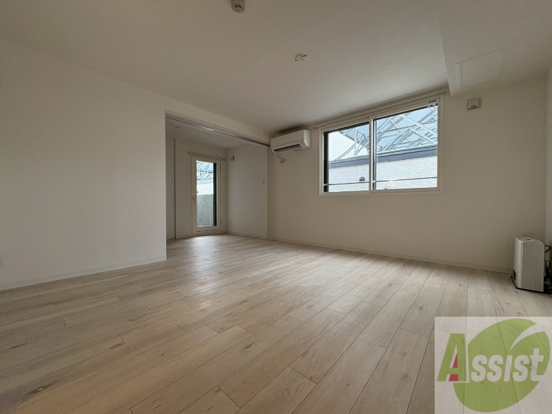 居室・リビング　木目のフローリングは落ち着きのある印象のお部屋になりますね。