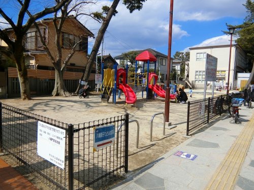 公園　八幡親子つどいの広場（公園）まで696m