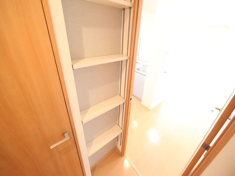 収納　廊下に棚があります