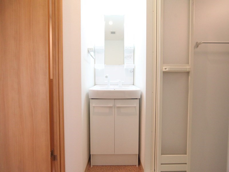 洗面設備　脱衣所　独立洗面台（シャンプードレッサー付）収納スペース有
