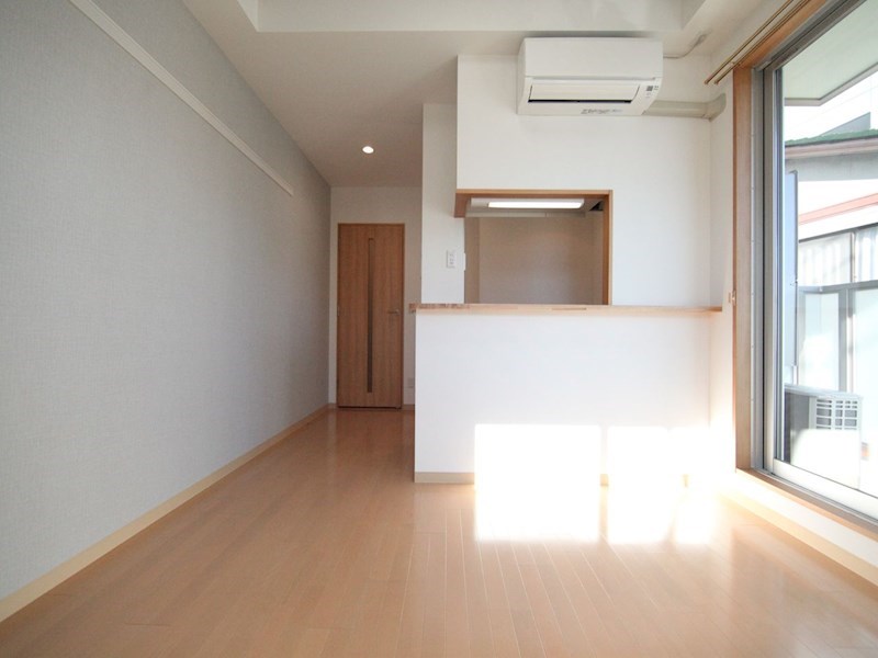 その他部屋・スペース　洋室9.3帖　カウンターキッチン　エアコン付　南面バルコニー