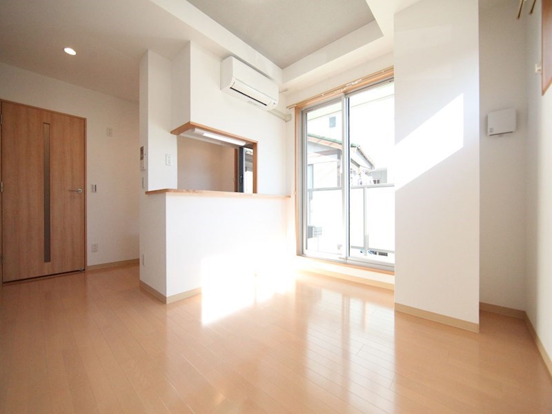 居室・リビング　洋室9.3帖　カウンターキッチン　エアコン付　南面バルコニー