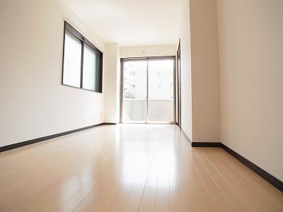 居室・リビング　二面採光で明るい洋室