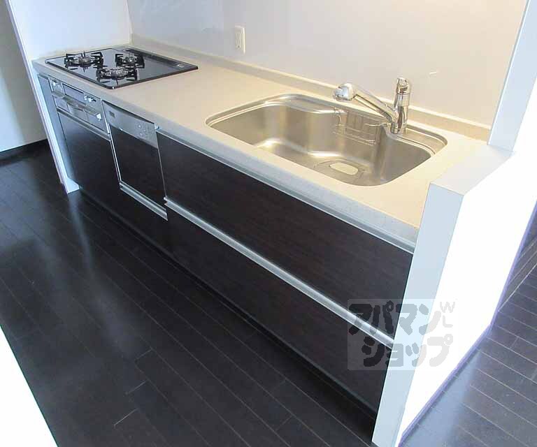 バス・シャワールーム　分譲ならではの広いキッチンです！